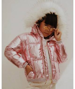 composición niña con abrigo rosa