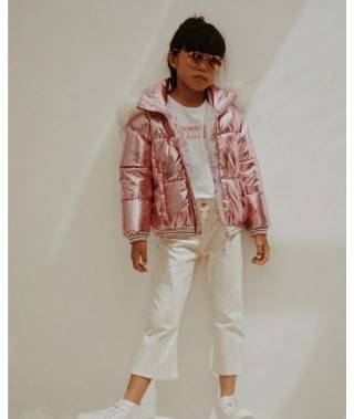 composición niña con abrigo rosa